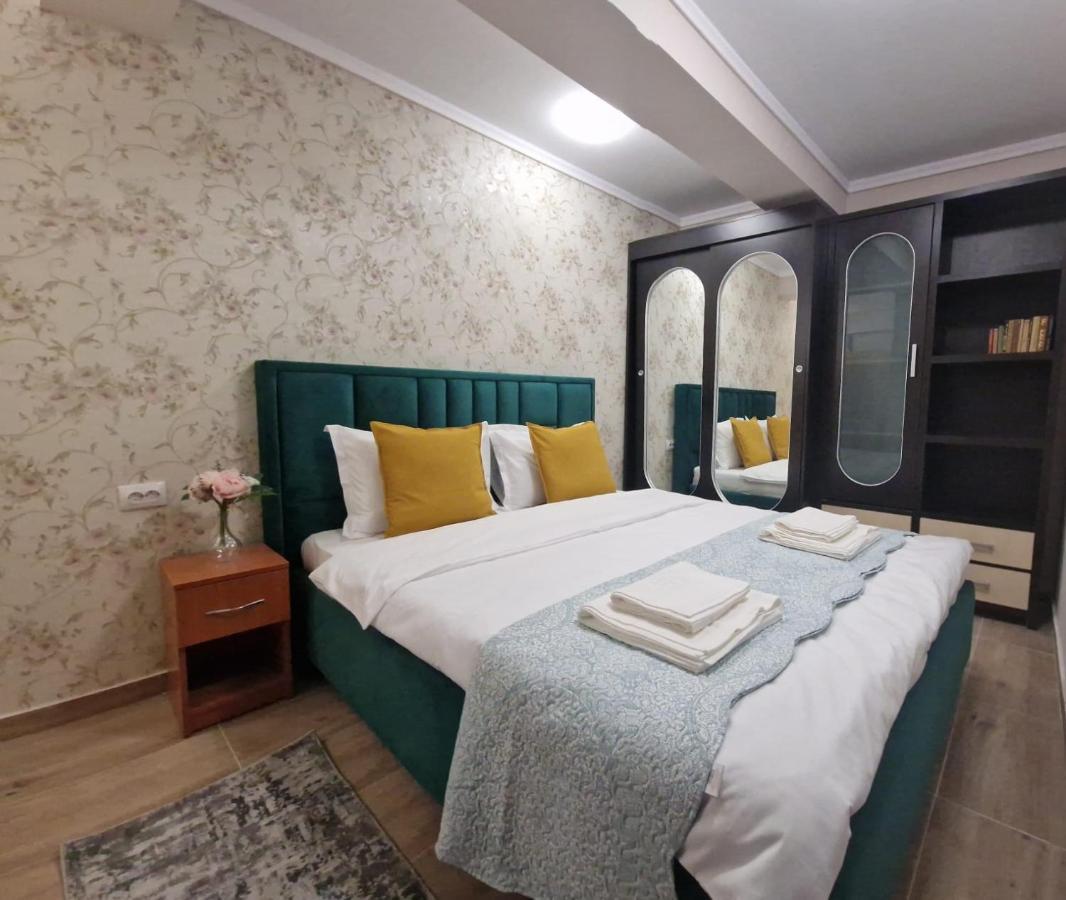 Laroka House Beautiful Apartment Universitate Center Bukarest Exteriör bild